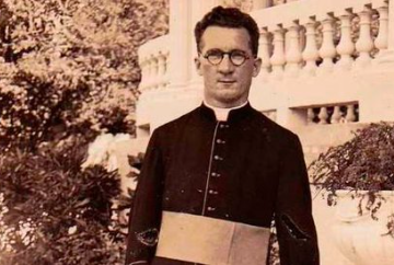 #OnThisDay 1898 Fr Hugh O'Flaherty was born in Cork. 'The Scarlet Pimpernel of the Vatican' was a major figure of the Catholic resistance to Nazism. He avoided SS assassination attempts & saved the lives of 6500 Allied soldiers& Jewish civilians during WW2. #Ireland #History #WW2