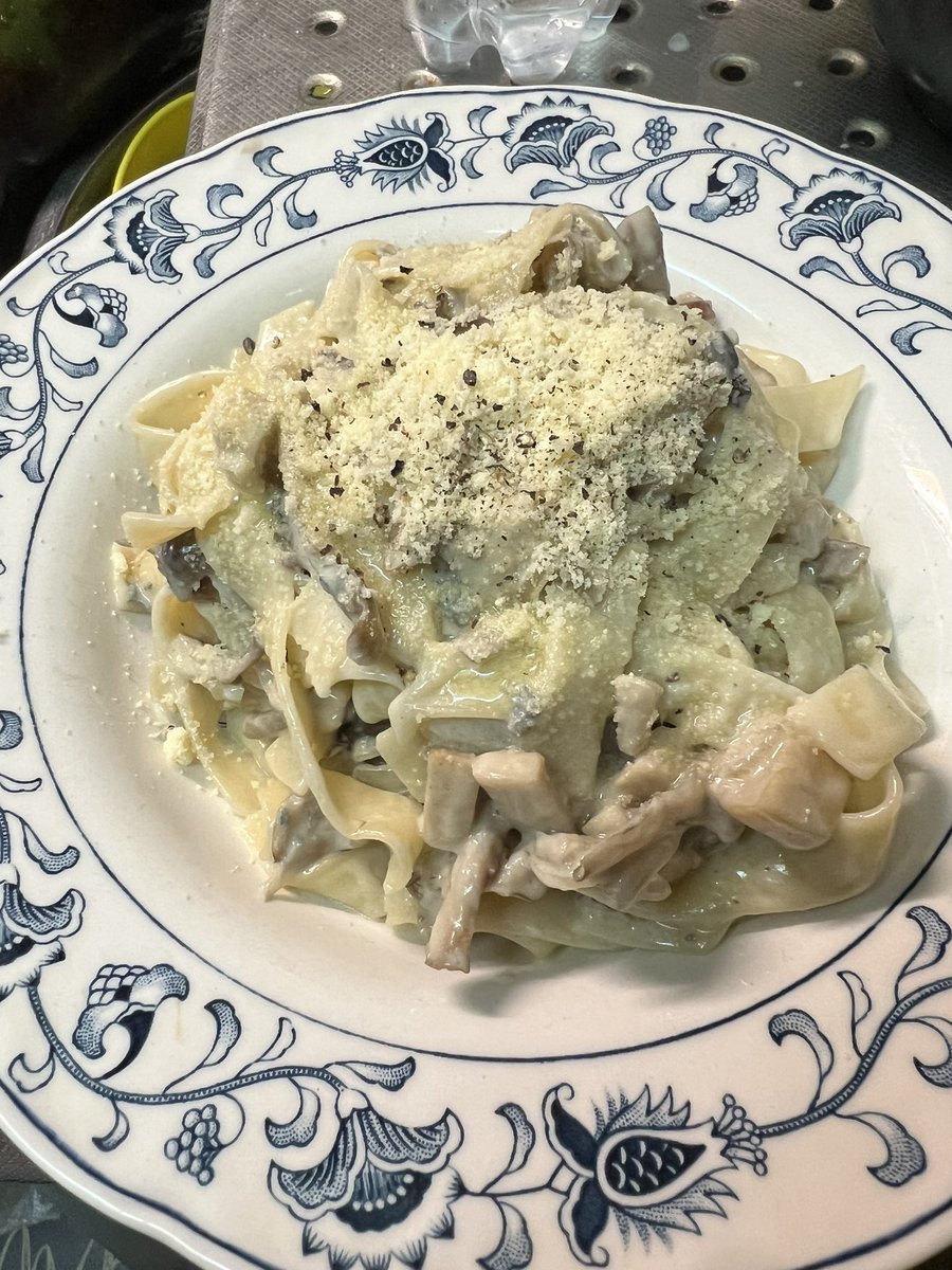 spec_trick's tweet photo. 名前長いけどパンチェッタとゴルゴンゾーラのキノコクリームパスタが出来た。
フランスパンをソースに付けて食いたいくらい濃厚 https://t.co/TKy4TXf4H2
