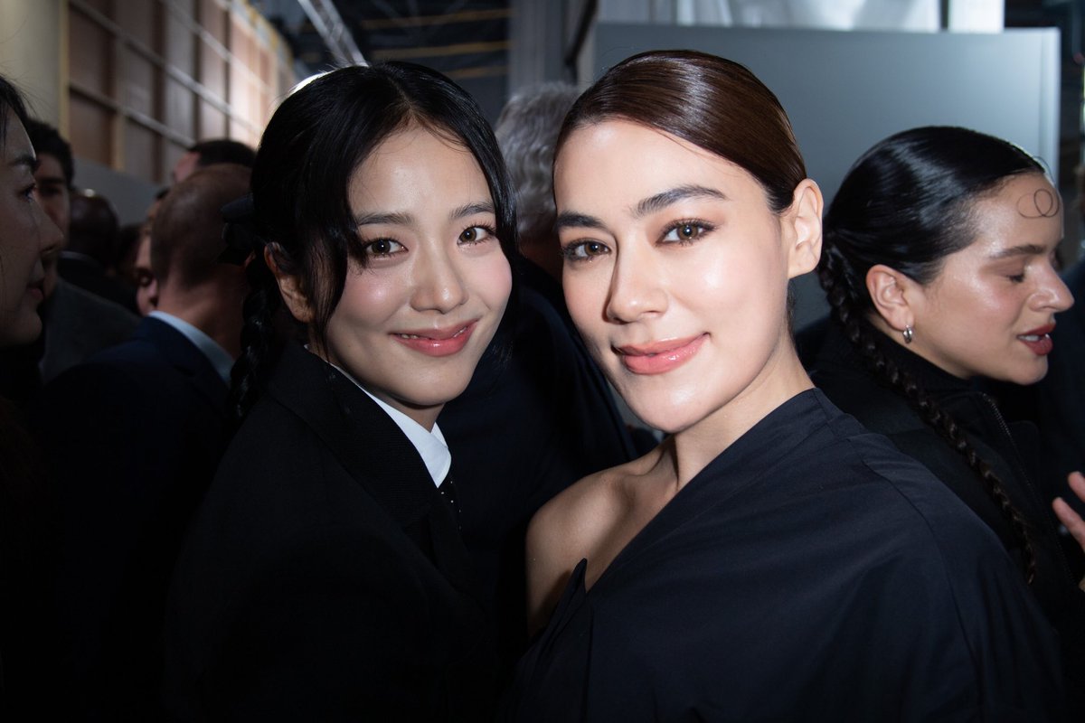 ELLEThailand's tweet photo. เฟรมนี้สวยจึ้ง! 2 สาวสวย ‘คิมเบอร์ลี่-จีซู’ ร่วมเฟรมกันอีกครั้งที่แฟชั่นโชว์ Dior Autumn/Winter 2024 ที่ปารีสแฟชั่นวีก บอกเลยว่าเป็นภาพที่น่ารักและเป็นโมเมนต์ที่น่ารักจริงๆ 

#ELLEnews
#Kimmy_kimberley #Jisoo
#Dior #DiorAW24 https://t.co/Sv1PCIl5JB