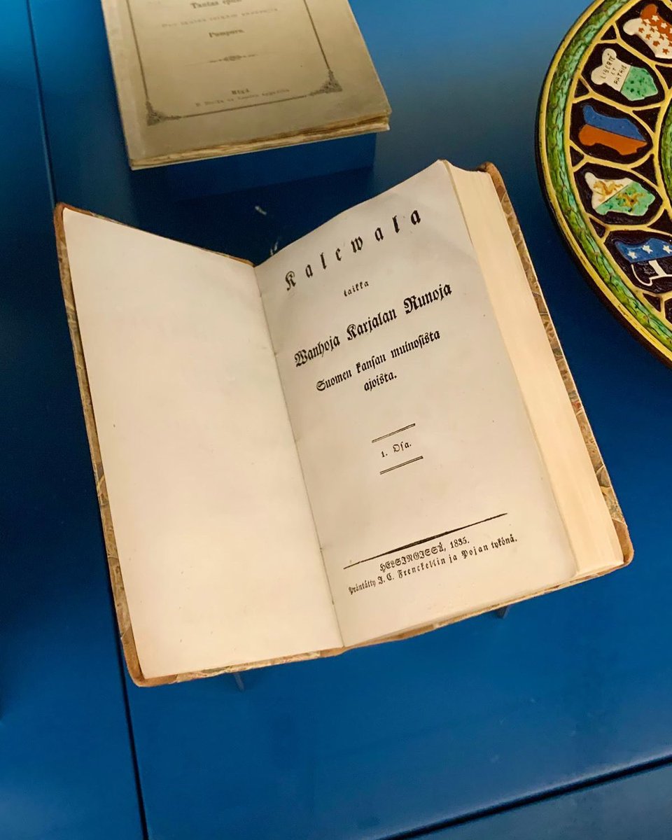 Hyvää Kalevalan ja suomalaisen kulttuurin päivää! 🇫🇮 Kalevala on suomalaisen kansallisuuden, kielen ja kulttuurin symboli. Niitä on tärkeää vaalia. Euroopan historian talossa teos on esillä muiden merkittävien eurooppalaisten eepposten, kuten Iliaksen ja Odysseian, rinnalla.