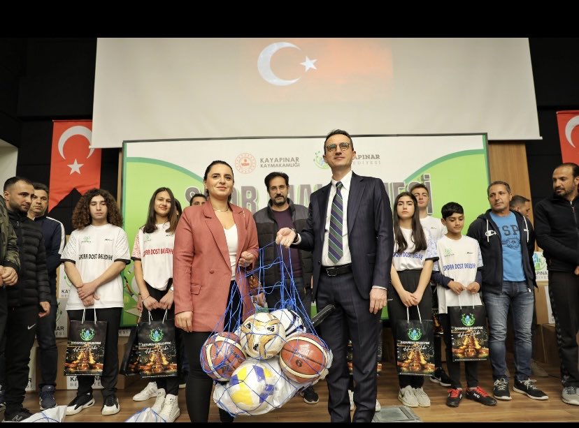 Kayapınar Kaymakamımız/ Belediye Başkan V. Sn ⁦<a href="/krmnarf/">Arif Karaman</a>⁩ beyden 110 okulumuza dev  spor malzemesi desteği. Öğrencilerimize her anlamda verdikleri destek için okullarımız adına teşekkürlerimizi arz ederiz. ⁦<a href="/TC_icisleri/">T.C. İçişleri Bakanlığı</a>⁩ ⁦<a href="/Murat4Kucukali/">Murat Küçükali</a>⁩