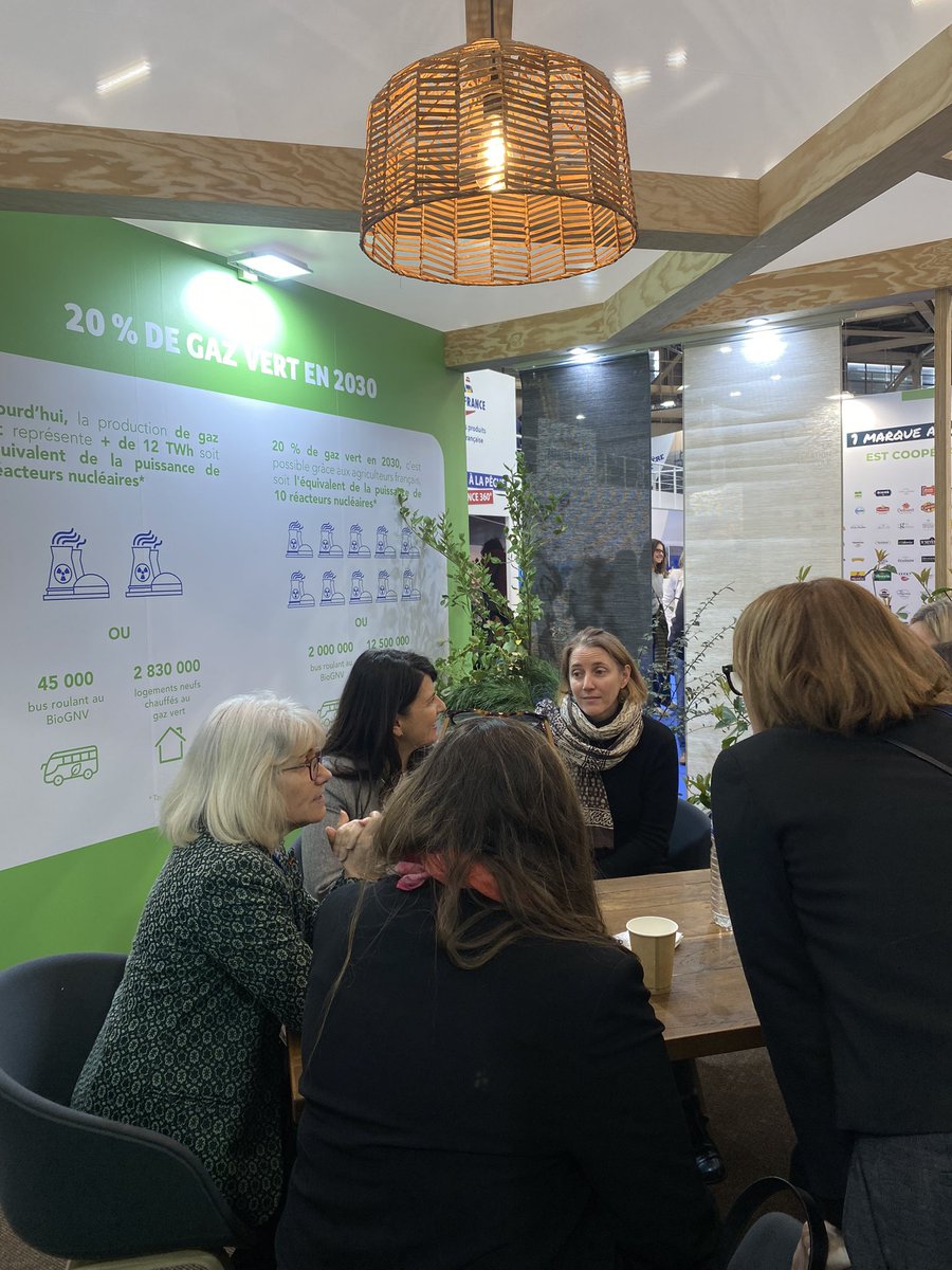 📸 DIRECT - #SIA2024 

<a href="/VLacroute/">Valérie Lacroute</a> échange avec <a href="/GRDF/">GRDF</a> sur l’avenir des énergies renouvelables en Île-de-France. 

La Région soutient les agriculteurs franciliens dans leur recherche de solutions alternatives et durables. La méthanisation, qui monte en puissance, en fait partie.