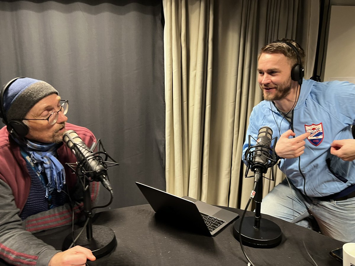 Hva skjer egentlig her? Jakken er fra 70-tallet. Det er kanskje den kranglete ryggen også? Vil du vite mer? Sjekk vår rykende ferske episode nå! 👴