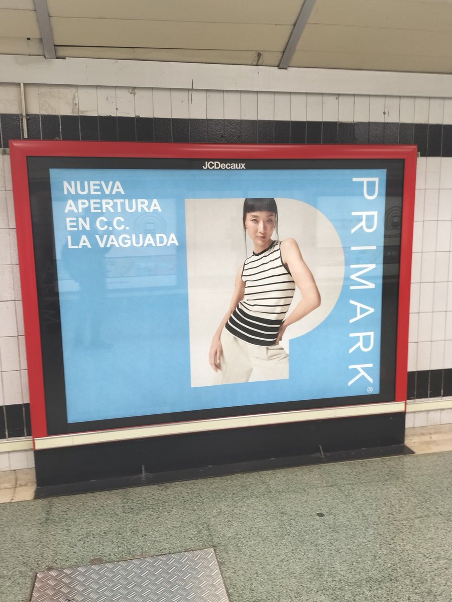CesarDiazUCM's tweet photo. En la parada de metro de Ciudad Universitaria 🚇 hemos encontrado este cartel publicitario de la famosa tienda de ropa Primark 🛒🛒. Donde se puede apreciar claramente que se utiliza el color característico de la tienda... EL AZUL 🟦🟦🟦 https://t.co/vq7DvtwVIK