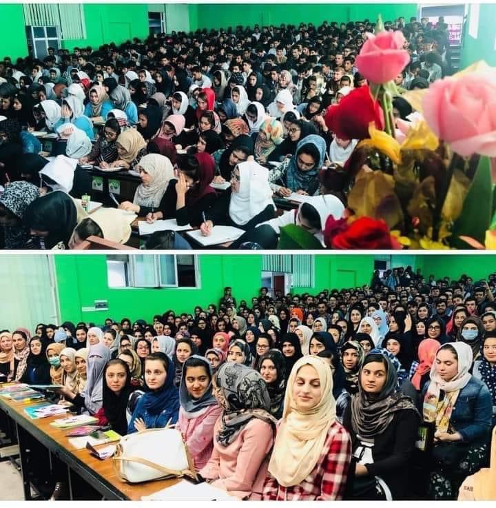 jahanzibwesa's tweet photo. A picture with thousand words! 🇦🇫📚

This was the time when innocent Afghan girls were allowed to study and they were struggling through education for their bright future and the development of Afghanistan. The world should not forget Afghan girls and women. #LetAfghanGirlsLearn https://t.co/rQHdaxjIne