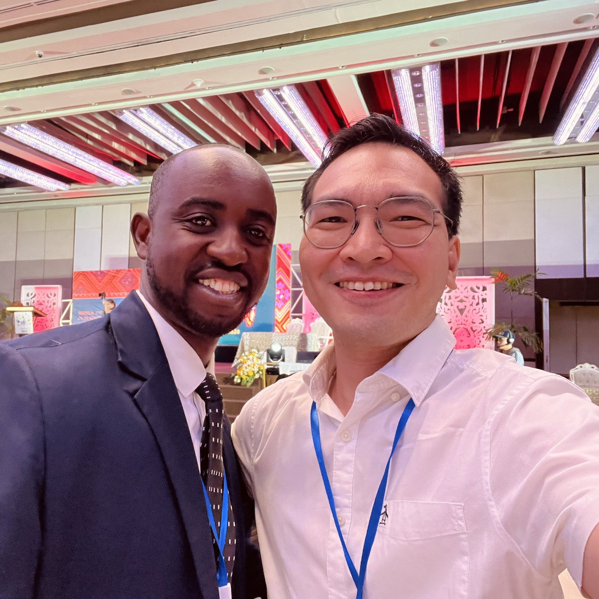 Reconnected with @oxglobalsurg friends at @GICSurgery #GICSV meeting in Manila. @NiyukuriAlly is one of 2 pediatric surgeons in Burundi🇧🇮 while @GodfreySama is a global surgery expert in Tanzania🇹🇿. Amazing and truly wonderful people. Keep fighting the good fight… FOR THE KIDS!!