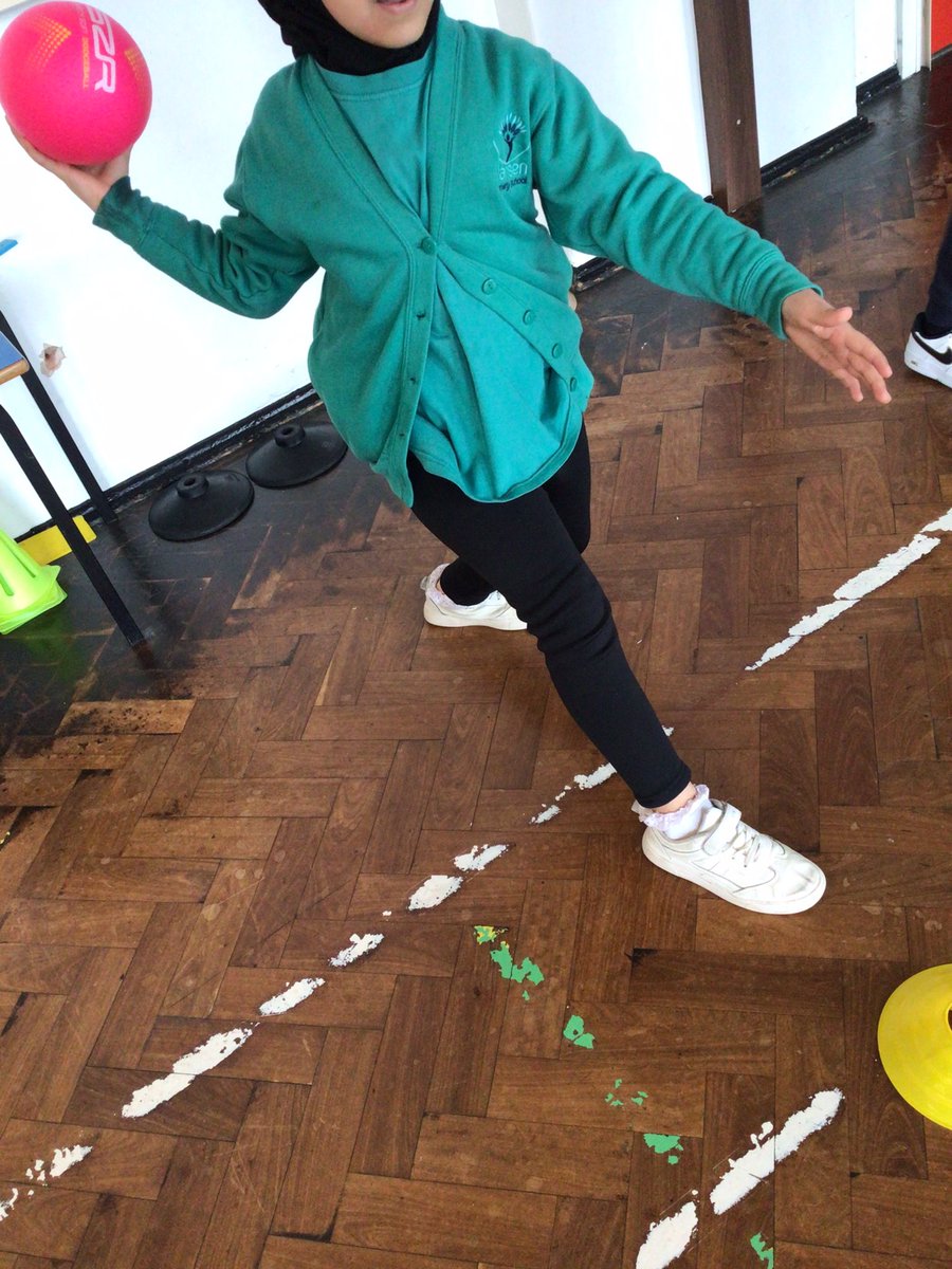 NansenSchool's tweet image. Year 3 have been learning throwing techniques #completepe #dodgeball