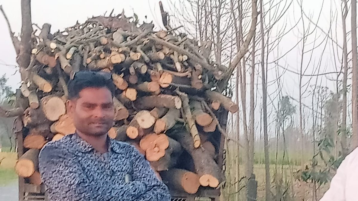 ShyamSa78989020's tweet photo. #uppolice #sitapurpolice
#Upgovt #CMYogi
#dfositapur #igrenjlucknow
#वन रेंज #बिसवा #सकरन कोतवाली के #सौलौली गांव में वन कर्मचारी बुधराम व सकरन पुलिस की मिली भगत भगत से काटे गए सरकारी जगह के जामुन के पेड़ बुधराम लकड़ी के साथ मुस्कुराते नजर आए https://t.co/kySKfrOJbY