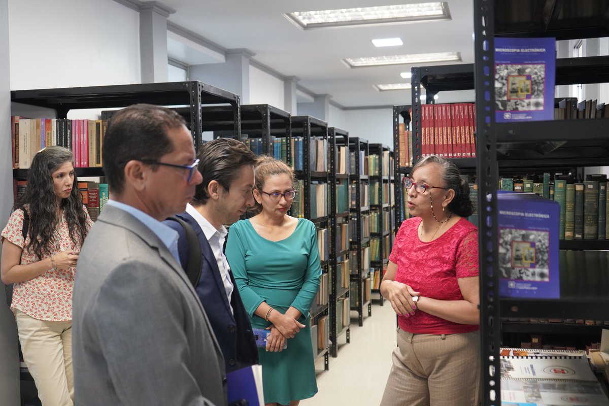 INSPI_ECUADOR's tweet image. #InvestigaciónEnSalud  #AvanceCientífico #ElNuevoEcuador 

El INSPI recibió a una delegación de @EduSuperiorEc para mantener una productiva reunión con la Dra. Iliana Caicedo, Coordinadora General Técnica, y su equipo de trabajo. Durante el encuentro, se abordaron temas cruciales…