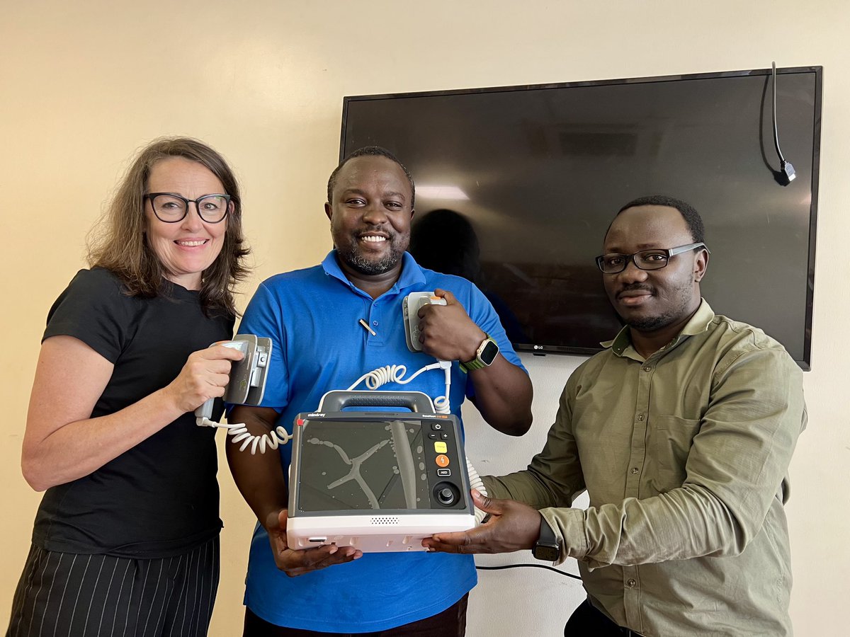 Exciting! @Seed_Global has donated a defibrillator to our department, represented by Dr. @luggya. This essential equipment will greatly enhance patient outcomes in the Emergency Department at @MulagoReferral. @MaryEllenLyonMD @MakerereCHS @MakCHS_SOM @MinofHealthUG