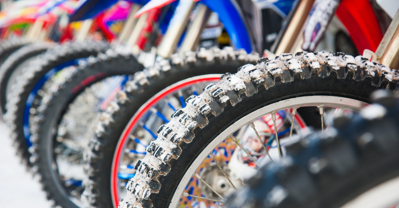 🙋‍♀️¿Es necesario calentar el motor de la moto si hace frío en invierno?

👉Sí, pero quizá no como lo suele hacer la mayoría.

✅Mantenerla en ralentí el tiempo mínimo necesario y empezar a circular de forma suave.