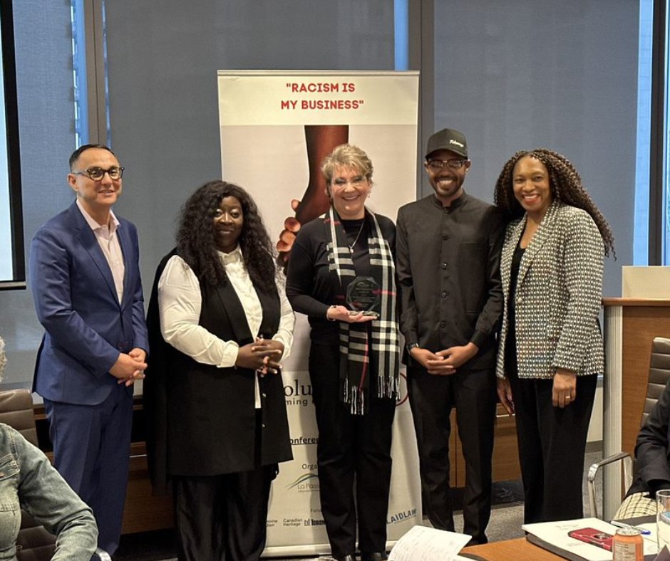 AEFO_ON_CA's tweet image. Hier, c’est avec beaucoup d’humilité et une grande reconnaissance que notre présidente, Anne Vinet-Roy, a accepté le « Prix de la solidarité » offert par la @Passerelle_IDE pour souligner l’engagement de l’AEFO envers la lutte contre le racisme.
#Résolutions2023