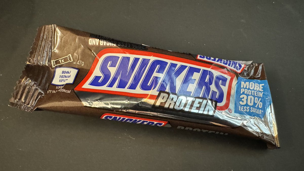 TheGrosMan's tweet photo. Schmeckt Scheiße. @marsdeutschland macht das Protein wieder raus. #snickers https://t.co/zE9PCM1tXh