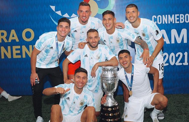 Los pibes del "River Camp" nos hicieron ganar súperclásicos locales e internacionales (final de Libertadores incluida). Así como también un Mundial a la Selección Argentina.

Pero entiendo su ignorancia, a fin de cuentas le empezaron a dar bola a las inferiores hace 3 años.
