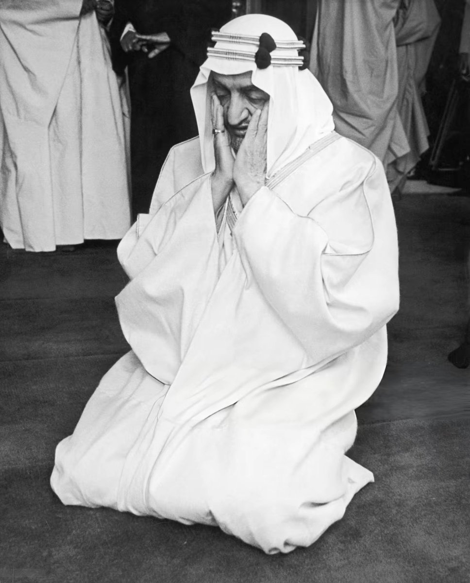saudipopular's tweet photo. الملك فيصل رحمة الله ، يصلي في مسجد لندن المركزي " مسجد ريجنتس بارك " في 12 مايو 1967 https://t.co/bqRqrfhcs4