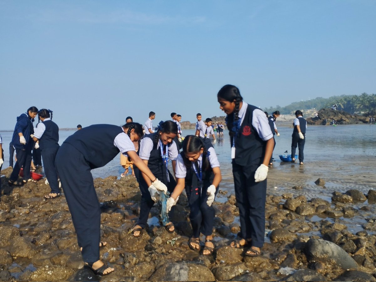 forfuturein's tweet photo. Thankyou for joining hands St Jerome Convent High School and N.H English Academy School
.
.
#ForFutureIndia #HarshadDhage #ForFutureIndiaTeam #BeachCleanups #BeachCleanupsIndia #MajhiVasundhara #EnvironmentEnvoy #MangrovesCleanup #BeatPlasticPollution #BeachCleanup https://t.co/4SMXNhtQee