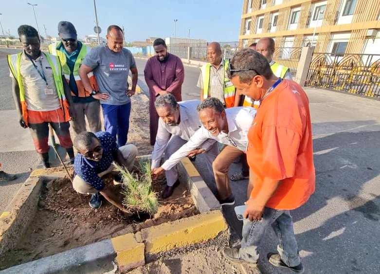 DORALEH MULTI PURPOSE PORT SAS (@doralehs) on Twitter photo La propreté et l'embellissement de PDSA nous tiens a cœur. Un port "vert" passe par la plantation d'arbres.
<a href="/portdedjibouti/">Port De Djibouti</a> <a href="/DoralehS/">DORALEH MULTI PURPOSE PORT SAS</a> <a href="/djama_darar/">Djama IBRAHIM DARAR</a> @80750Ridwan <a href="/Ahmedaouled1Ali/">Ali Ahmed Aouled</a> La propreté et l'embellissement de PDSA nous tiens a cœur. Un port "vert" passe par la plantation d'arbres.
<a href="/portdedjibouti/">Port De Djibouti</a> <a href="/DoralehS/">DORALEH MULTI PURPOSE PORT SAS</a> <a href="/djama_darar/">Djama IBRAHIM DARAR</a> @80750Ridwan <a href="/Ahmedaouled1Ali/">Ali Ahmed Aouled</a>