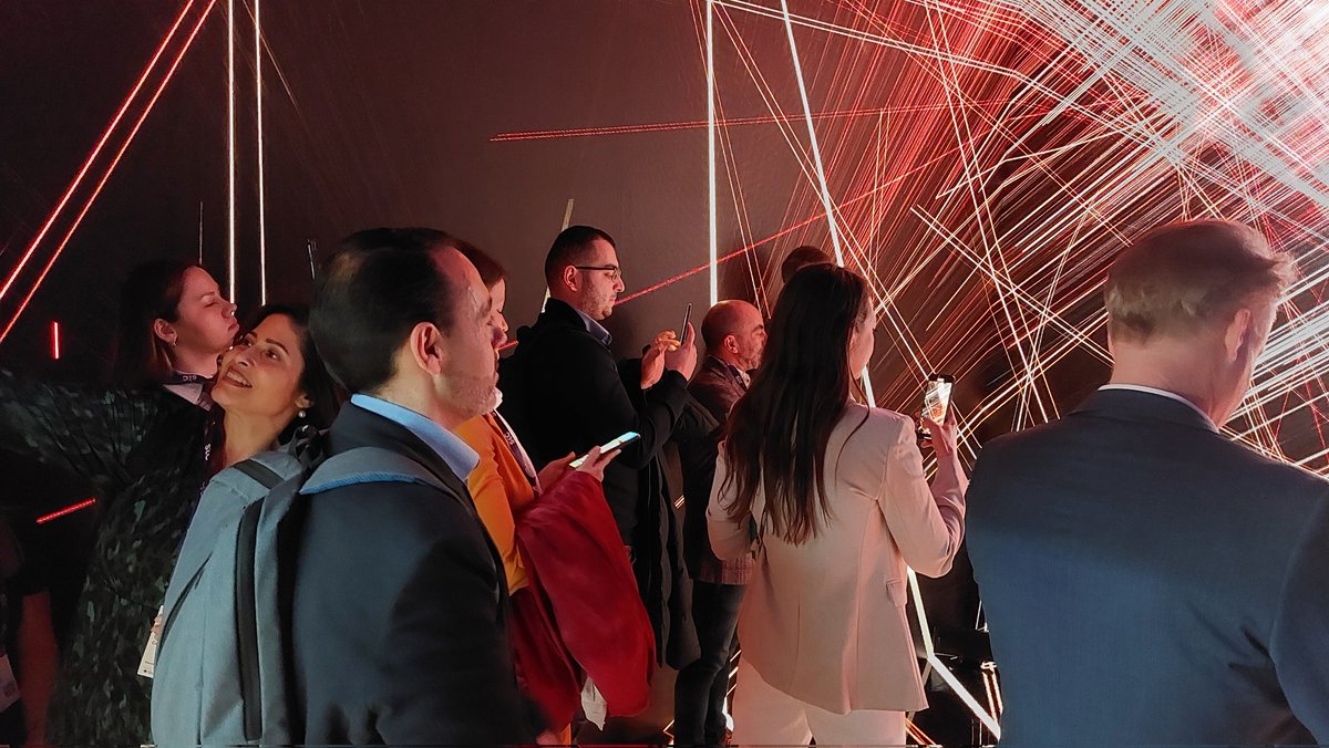i2CAT's tweet photo. ↪️Guided by our colleagues @ppamplona84 and Jowita Pawlak, they visited the @accio_cat, @la_UPC, @MWCapital and @Telefonica booths during the tour. The delegation comprises members from different European Digital Innovation Hubs with expertise in Smart Connectivity technologies.

@DIH4CAT #MWC2024 #i2CATProjects