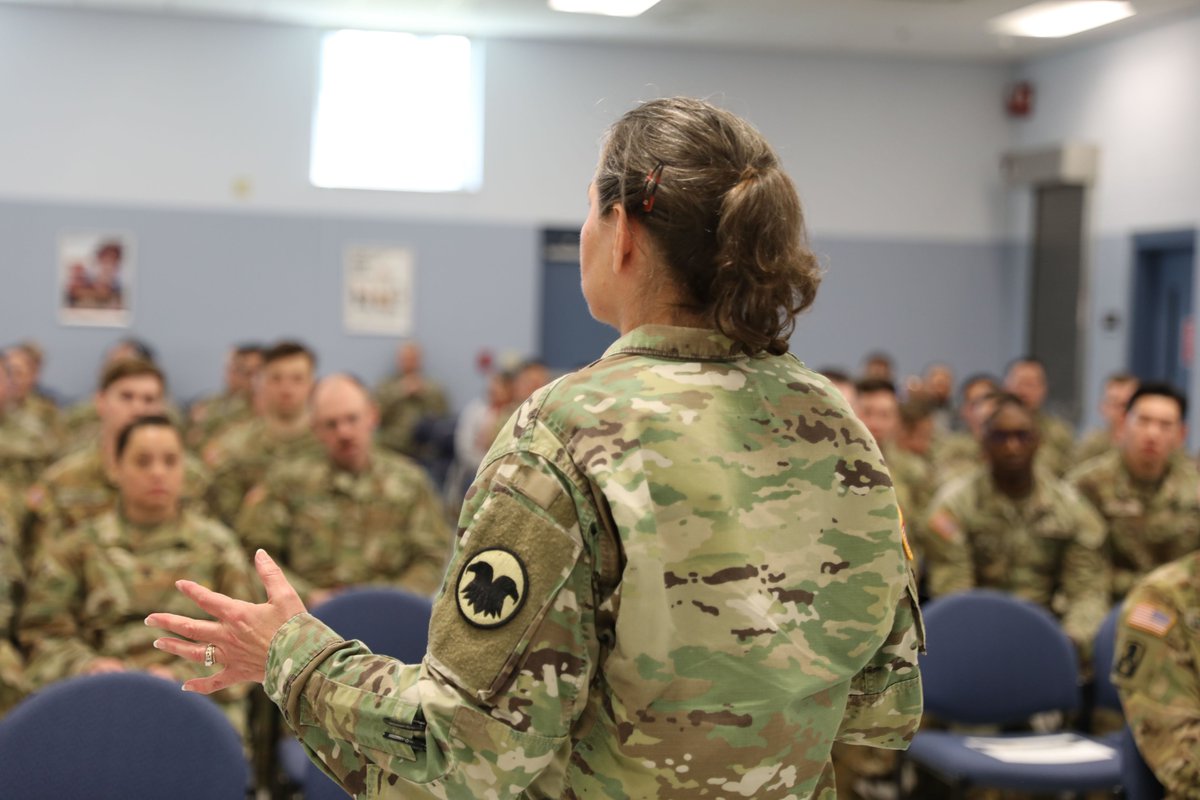 Town Halls are a great way for @USArmyReserve Soldiers to let leadership know what's happening at their unit level. See more photos from our lunch and Town Hall w/ ARAC Servicemembers here: flic.kr/s/aHBqjBfNkE