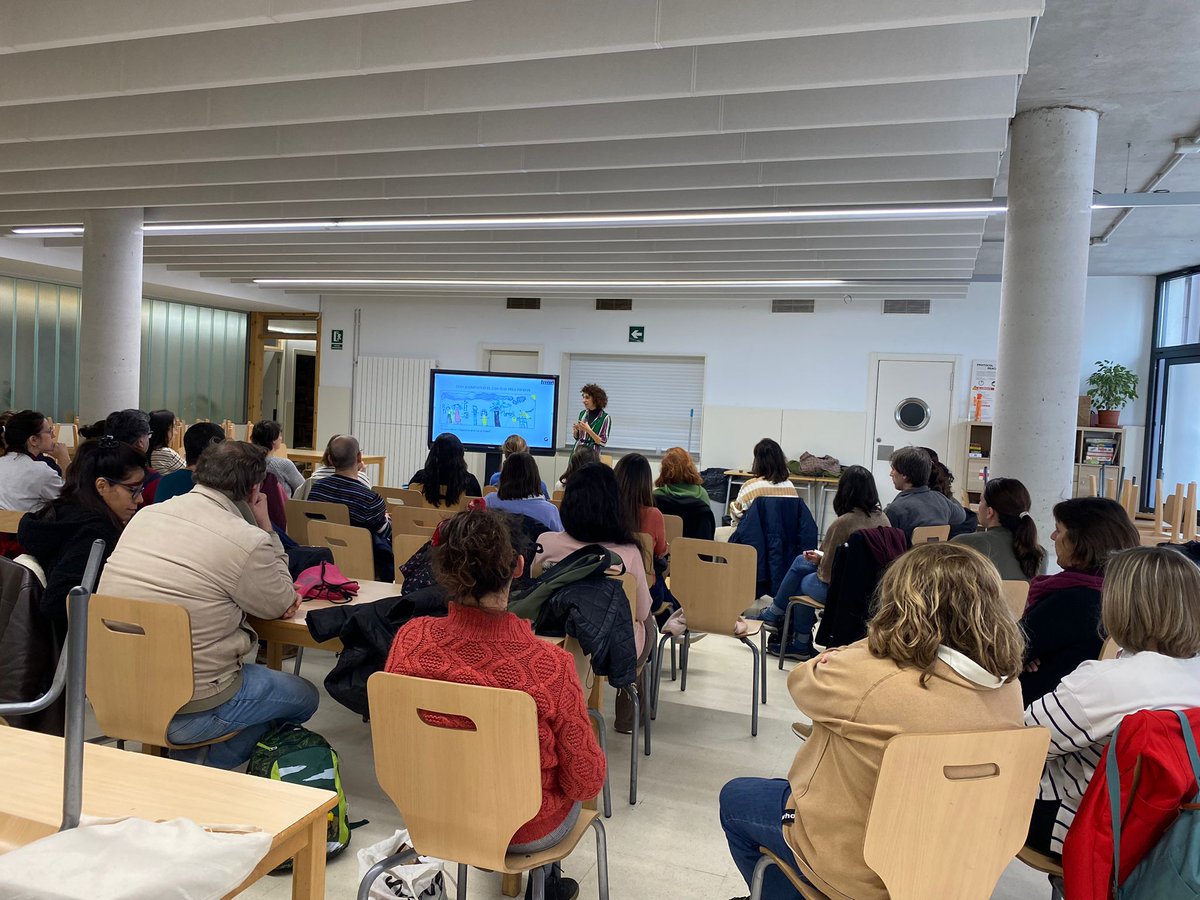 Bon dia, famílies! 

Comencem la xerrada "Com acompanyem el dibuix dels nostres fills i filles"*.

Amb  Glòria Vives reflexionant sobre com potenciar el dibuix i la creativitat en els nostres infants.

#juntesfemAFA  #xerradesescoladefamílies