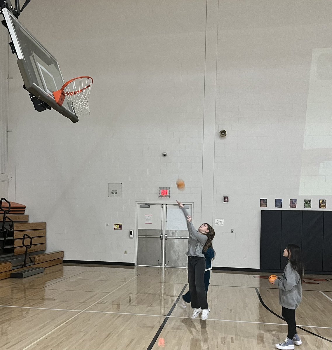 mrsroberts4b's tweet photo. What a good day to practice our basketball skills!! Look at these future lady tigers!! 🏀🐯🧡
#workoutwednesday https://t.co/KoNh36WhSB