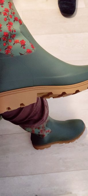 Bottes de jardinage ultra choupies &agrave; la sortie de leur bo&icirc;te.  Actuellement d&eacute;gueulasses.  Qui veut les<a href="/tag/femdom"class="tags"><span>#femdom</span></a>