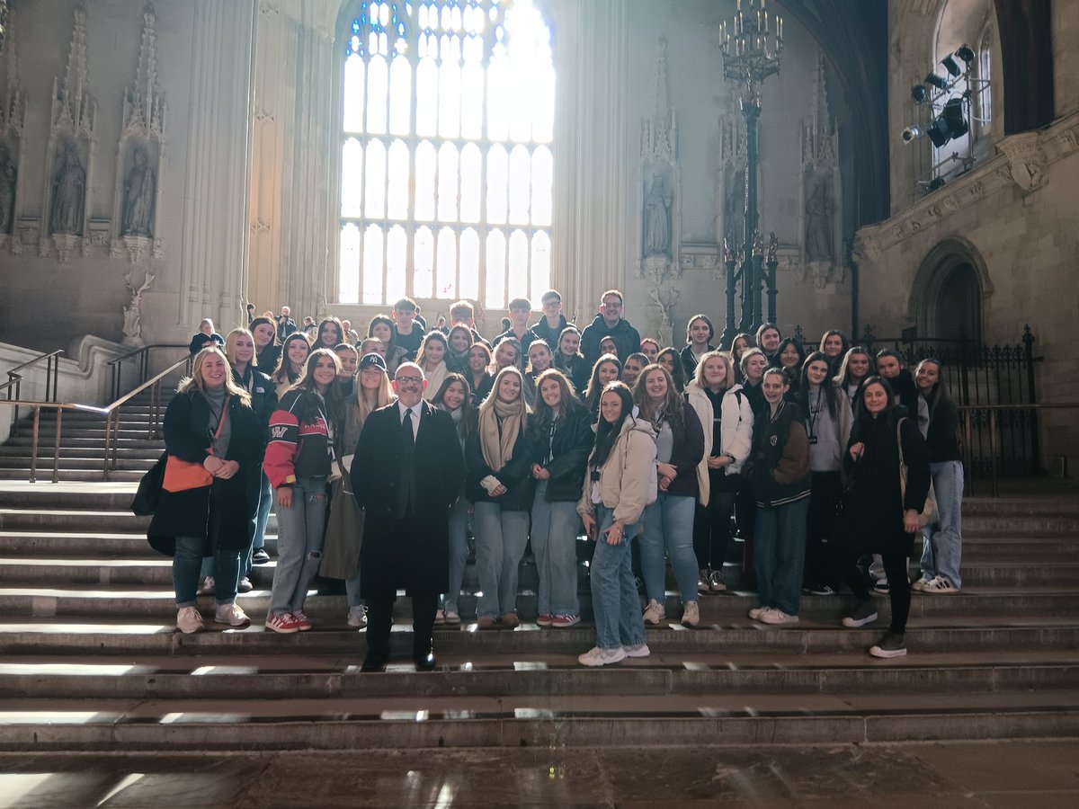 It was a real pleasure to welcome staff and pupils from @GroveSocialSubs to parliament this week.