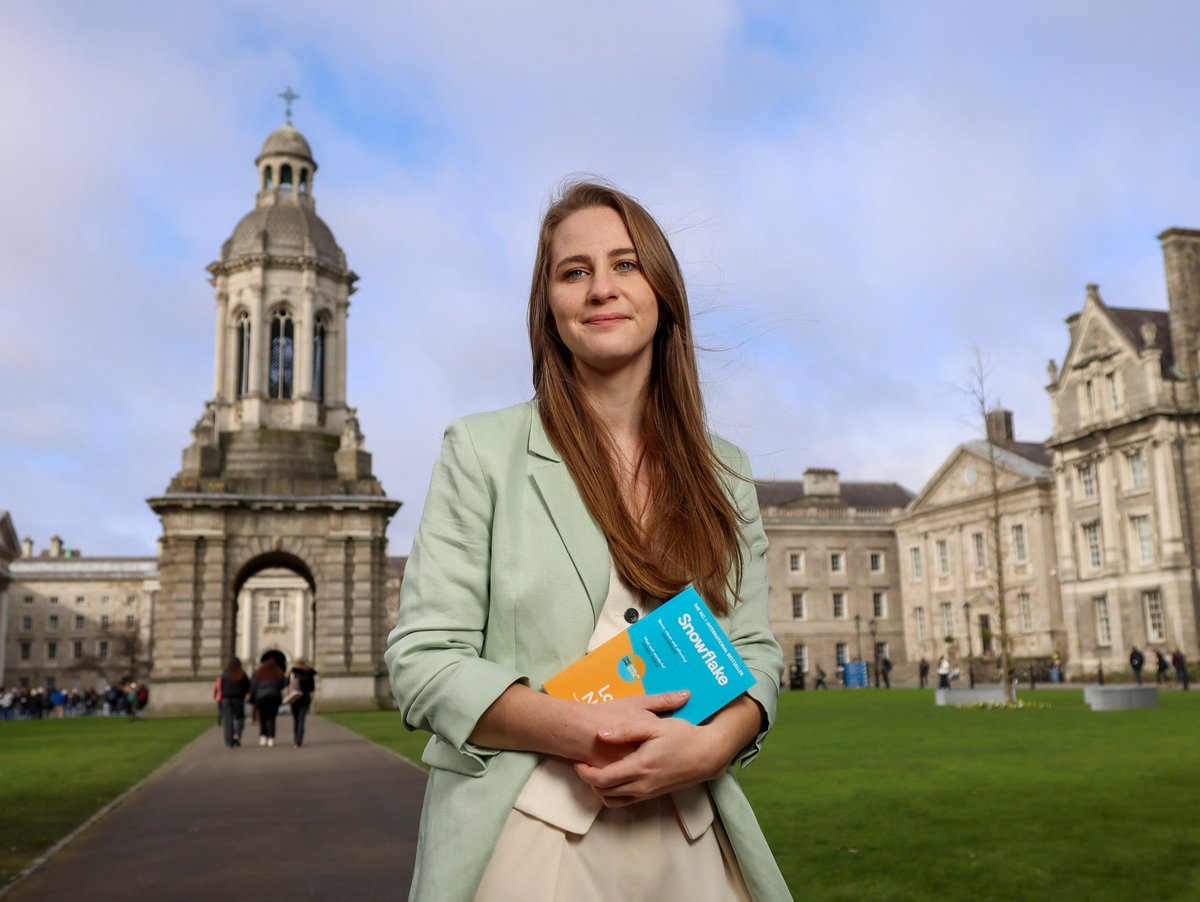 Snowflake author @Louise_Nealon going back to her roots yesterday @tcddublin for @DubCityCouncil launch day for onedublinonebook.ie 
Get a copy of the book from your local library or bookstore.
#1dublin1book #letsgetdublinreading #squeezeinaread #Irelandreads