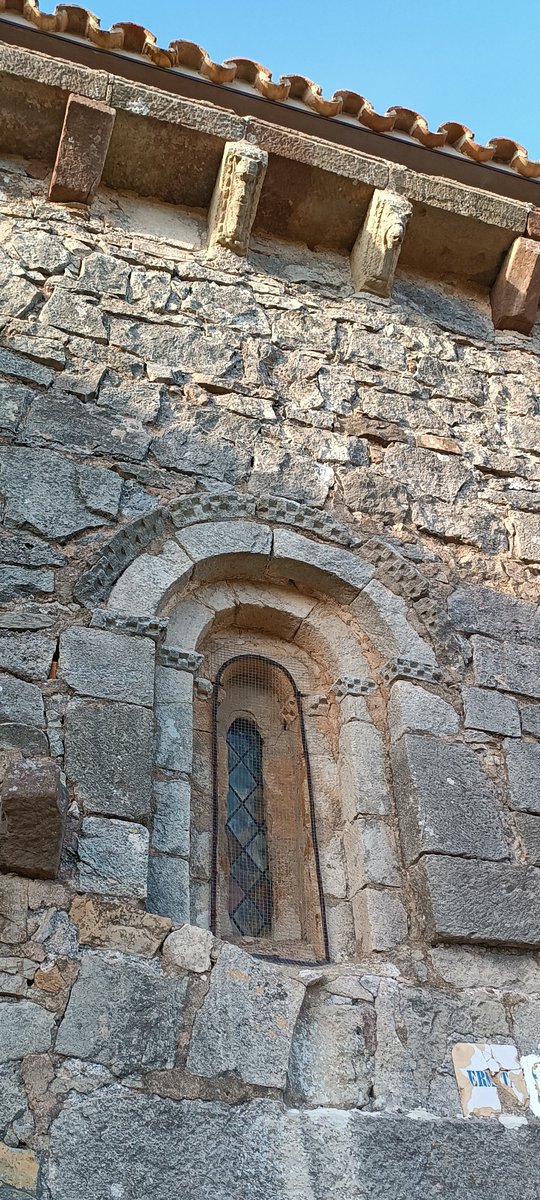 Dentro de los elementos ornamentales de los vanos de la ermita de la Virgen del Cerro en Cueva de Juarros, son ajedrezados que adornan los arcos de medio punto exteriores. La que tenemos en la foto tiene una triple arquivolta, rodeando una estrecha saetera.