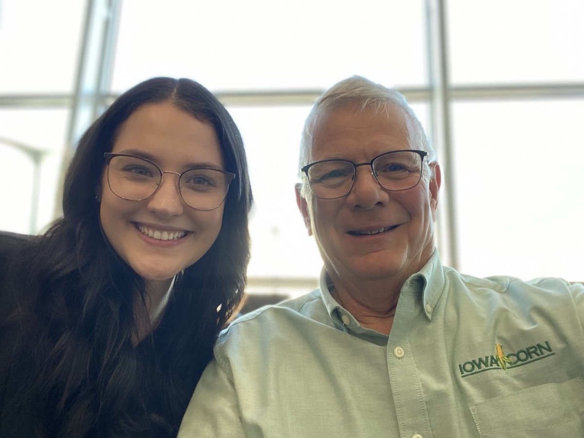 On my way to ⁦<a href="/ComClassic/">Commodity Classic</a>⁩ and run into Mikayla, a past ⁦<a href="/iowa_corn/">Iowa Corn</a>⁩ CAT team member. Now working with ⁦@RaboAg⁩