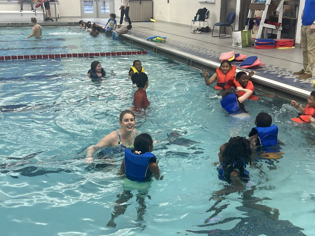 ScschoolsP's tweet image. Yates is in the pool!  #LearntoSwim @SCSchools @PhysYates @PrincipalYates