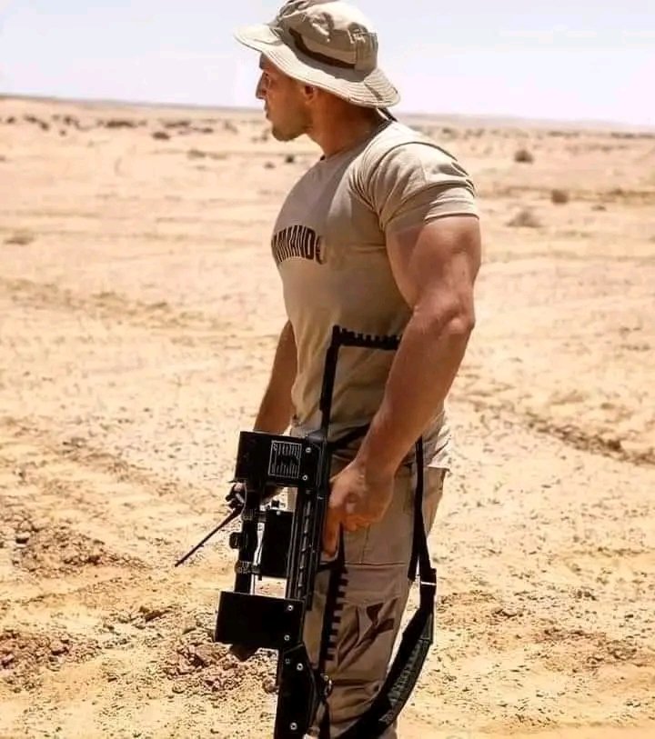 اللي منع داعش للوصول اليك هو الجيش
اللي مانع اسرائيل  انها تاخد سينا الجيش،
اللي حامي حدودك من شرقها لغربها الجيش
اللي معيشك في امن وامان والمنطقه مشتعله
من حواليك الجيش 
المستهدف الاول والاخير في كل اللي بيحصل
ده هو الجيش
وخلي حد يفكر يواجهنا، هندفنه مكانه 
#مصر_ايديها_طايله