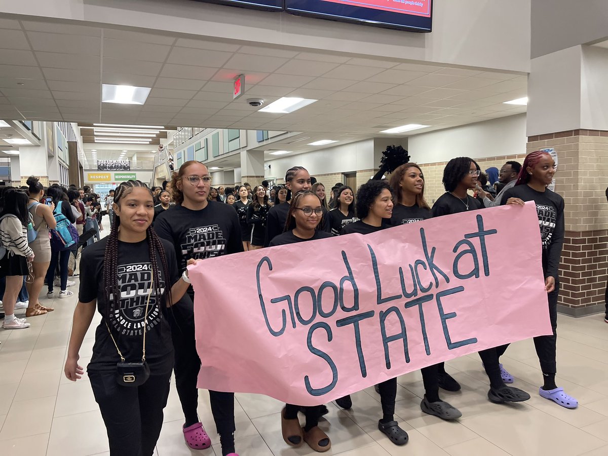 CoachDMcNeal's tweet image. STATE Send-off for our @RandleGBB👏🏽🏀🦁 🖤 Let’s Goooo Lady Lions!! #Defendtheden #SOB #MadeFOURThis @BrianRandle40 @CoachWestbrooks @CoachDWash1 @montelongo_john
