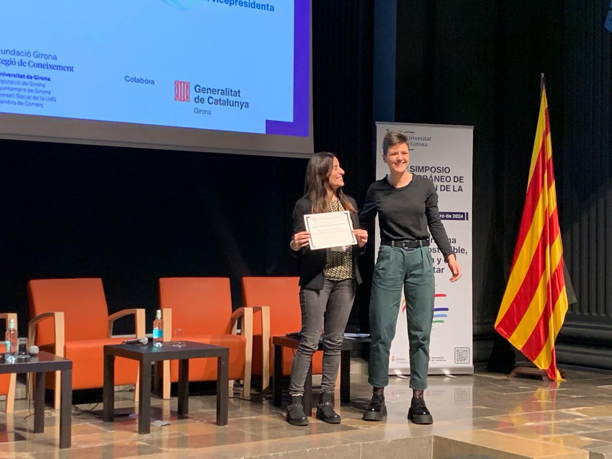 La Il·lustríssima Sra. Natàlia Figueras i Pagès diputada de <a href="/DiputacioGirona/">Diputació de Girona</a> i vicepresidenta delegada de <a href="/Dipsalut/">Dipsalut</a> fa lliurament dels premis a les 3 comunicacions guanyadores. Ho anuncia <a href="/dolorsjuvinya/">Dolors Juvinya</a> 
Felicitats a totes les persones premiades
#simposiomediterraneo_CPS_2024