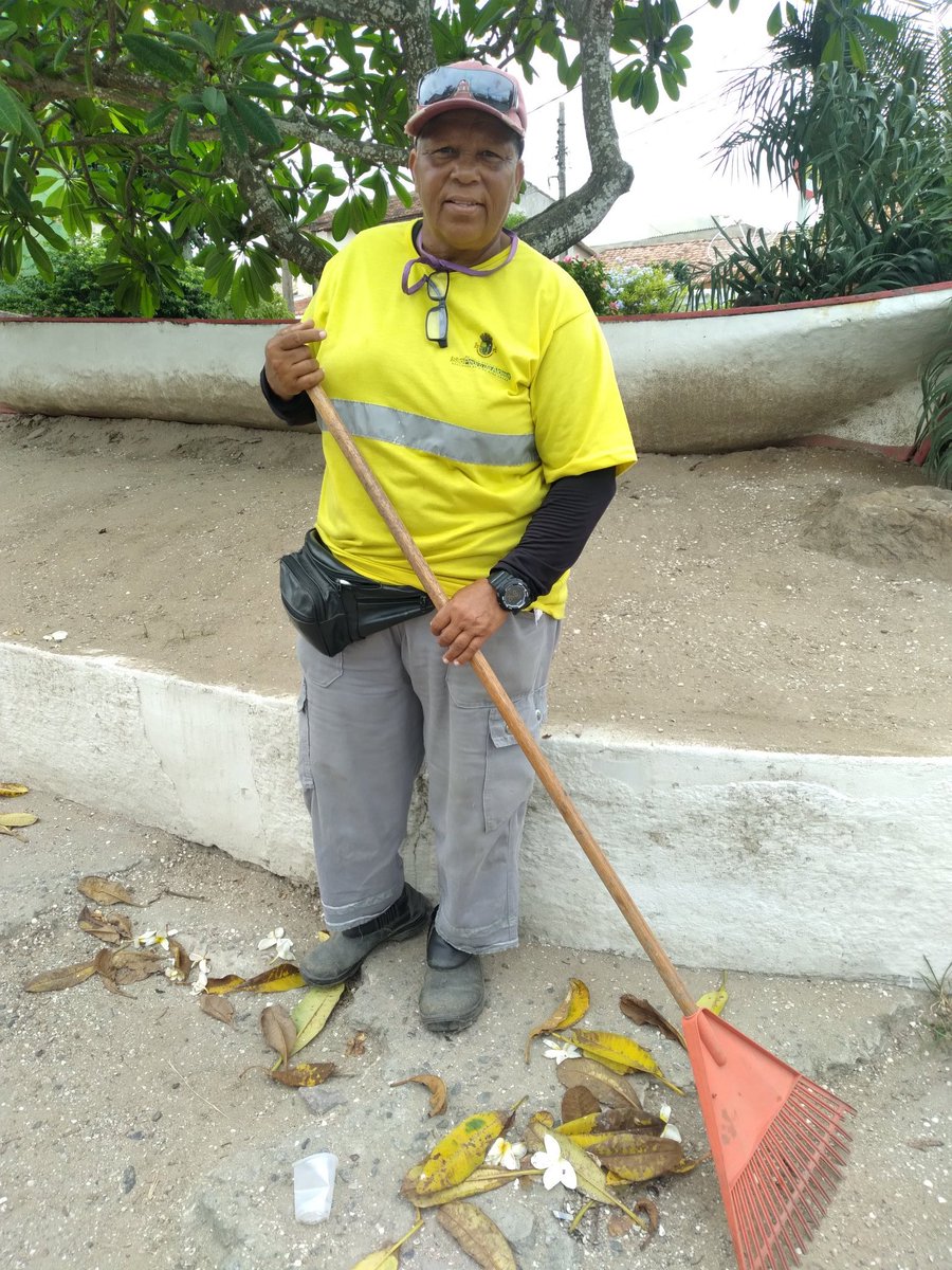 IMAGEM DO DIA EM SÃO PEDRO DA ALDEIA! DONA NILDA TRABALHANDO PARA O ENGRANDECIMENTO DE NOSSA LINDA CIDADE... PARABÉNS!