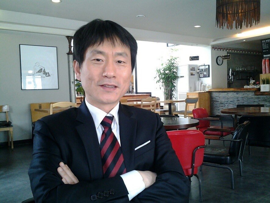 2. 웃참 장인 공무원헴

봉길 빠진 파묘즈 전신경문 꼬라지로 성묘하러 간다는데
그걸 코앞에서 직관하고도 좀 놀란 티만 내고 침착하게 길 터줌
나 같으면 창문 내려가자마자 주저 앉아서 울었음 ㅅㅂㅋㅋㅋㅋㅠ 특유의 찐공무원 같은 바이브 ㅈㄴ 잘 살림