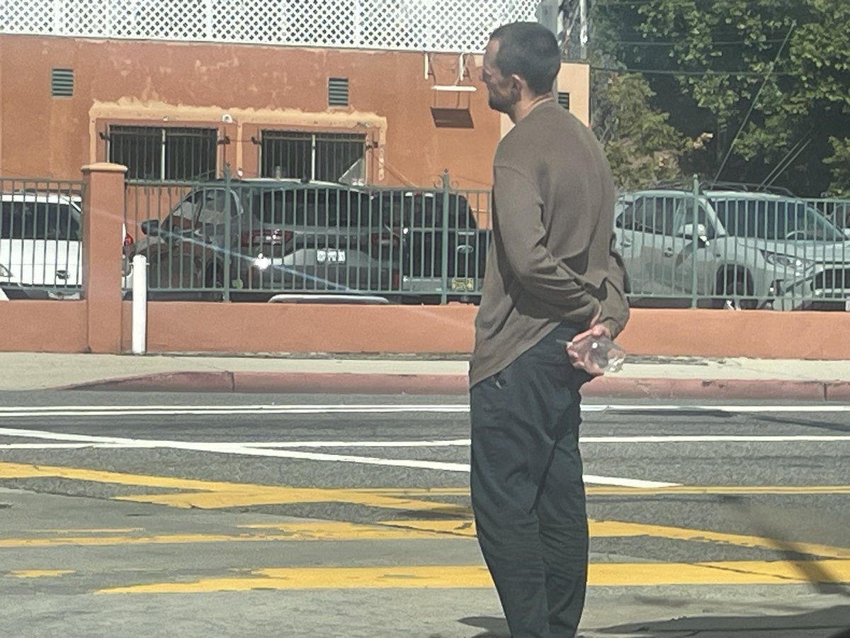 l_dying's tweet photo. Always be on alert 🚨 this homeless has a wine glass with a broken stem in his hands.  That’s a weapon. https://t.co/DcftQfX2o2