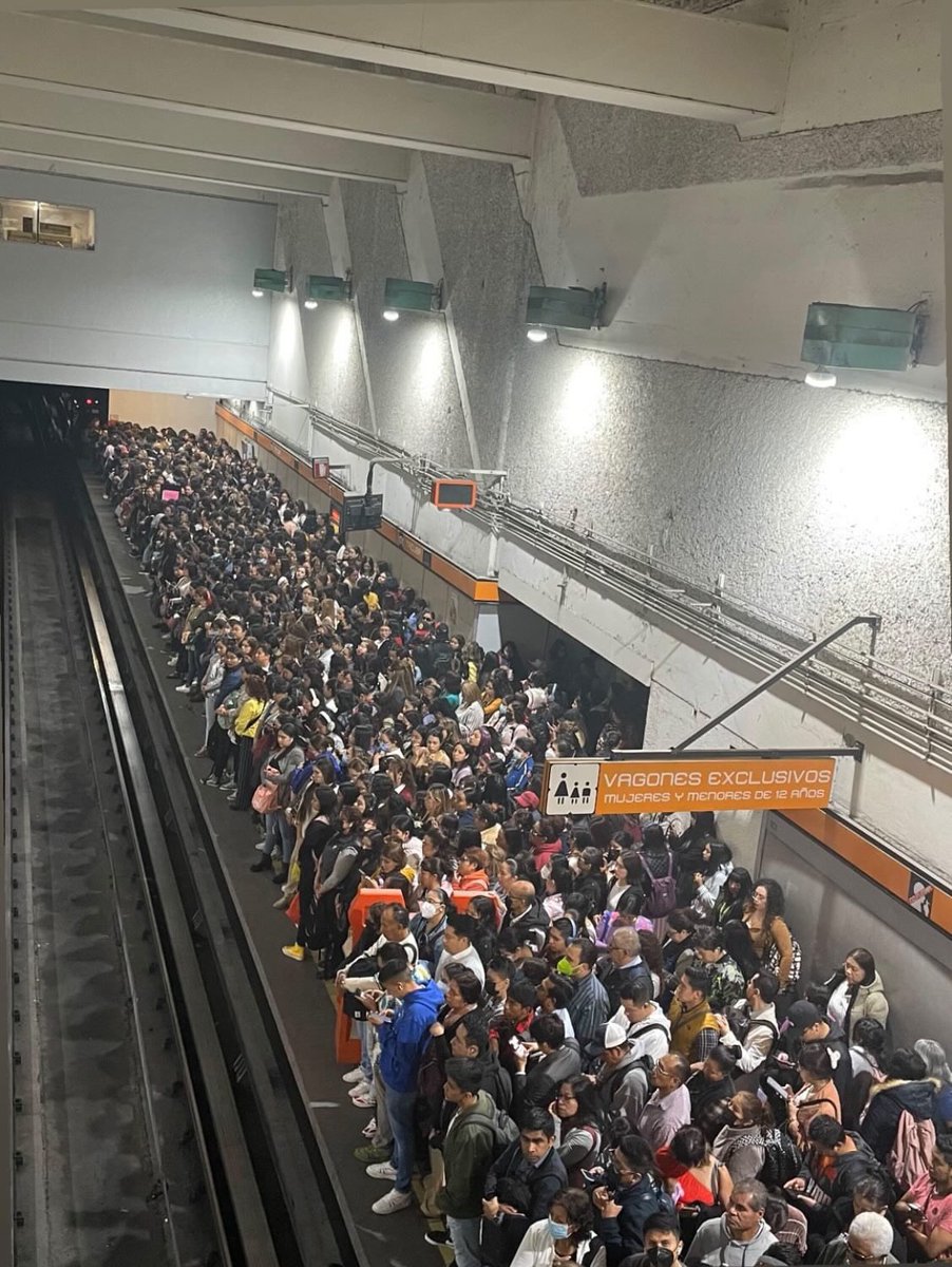 STaboadaMx's tweet photo. ¿Te parece justo que sales de casa a trabajar y encuentres así el transporte público que tendría que llevarte a tiempo a tu destino? 
Me envían esta foto de la estación Tacuba, línea 7, hoy, hace unos minutos. 
¿En qué gasta el @GobCDMX el dinero que es para el Metro? Ya basta. https://t.co/963jyiNaLv