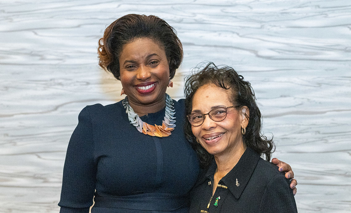 UF College of Nursing’s Dean Shakira Henderson, the college's first Black dean, recently met with the school's first Black graduate, Evelyn Moore Mickle. The meeting coincided with Black History Month. Read more about Mickle's journey: go.ufl.edu/blqc0px #CareLeadInspire