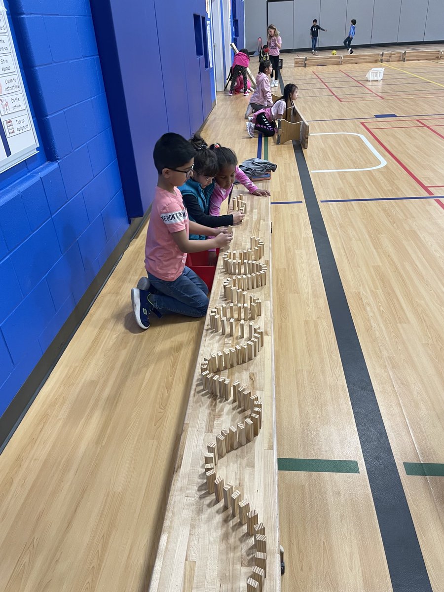 Fine motor skills during learning centres today ⁦<a href="/oakwrdsb/">Oak Creek PS</a>⁩ #ocproud