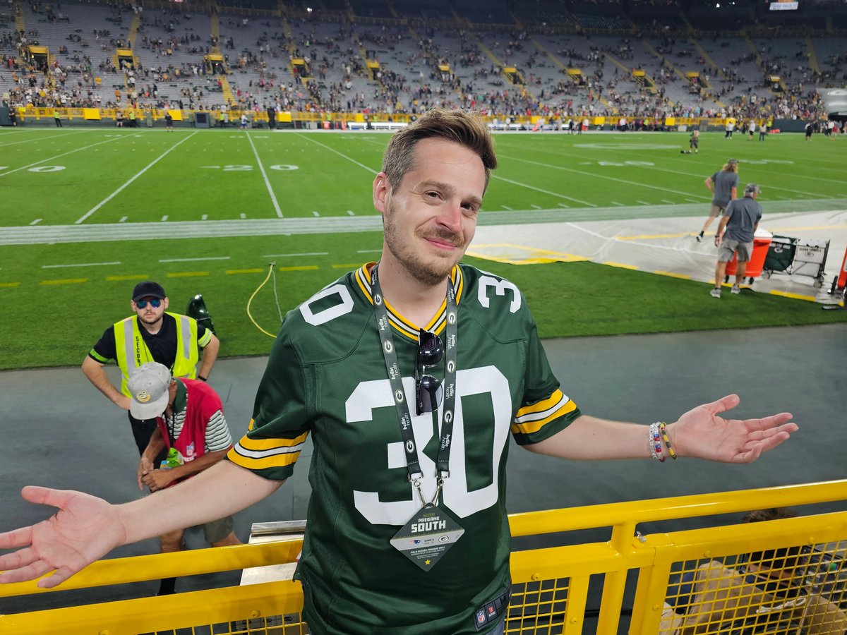 tylermwebb's tweet image. This Packers fan spent $50,000 of his own money to travel to all 30 NFL stadiums in just 30 days.
And he won the NFL’s most prestigious fan award because of it. ⬇️
🧵1/12