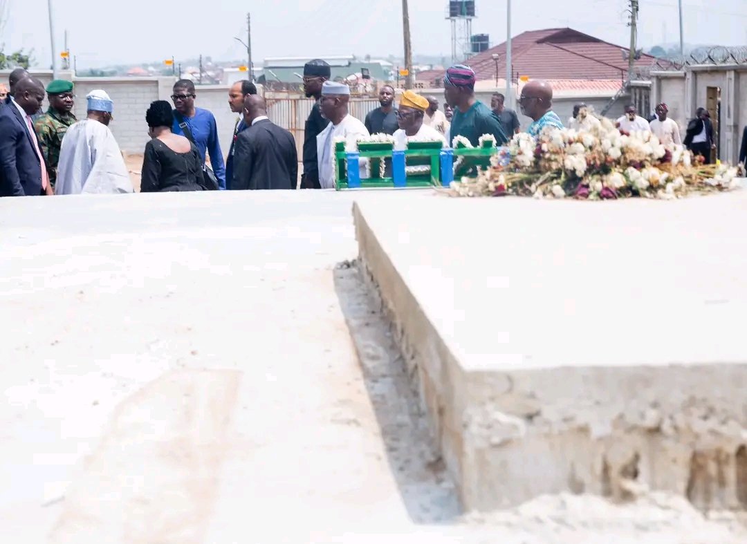 Thank you President Bola Ahmed Tinubu for the visit to the Late Governor Akeredolu's Family. He also took time to visit his graveyard. Mr President has shown that indeed he's Aketi's brother and friend even in death. Ani fi iru e san fun ra wa 🙏 #AketiEternal