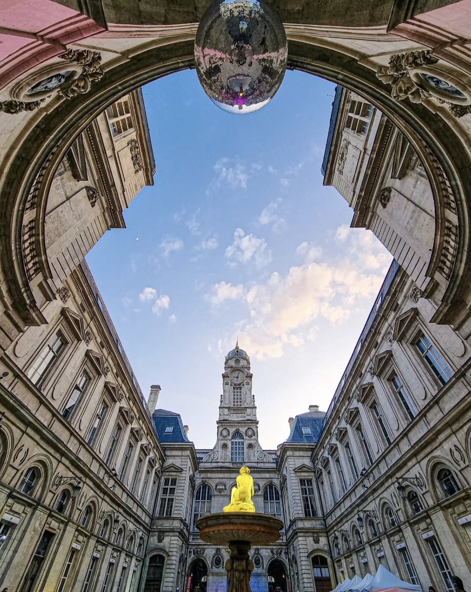 On ne se lassera jamais de l'architecture du XVIIIe siècle de l'Hôtel de Ville ! D'ailleurs, avez-vous remarqué la boule à facettes et les jeux de lumière ? 🪩 📸 french.gib #lyon #visitlyon #architecture