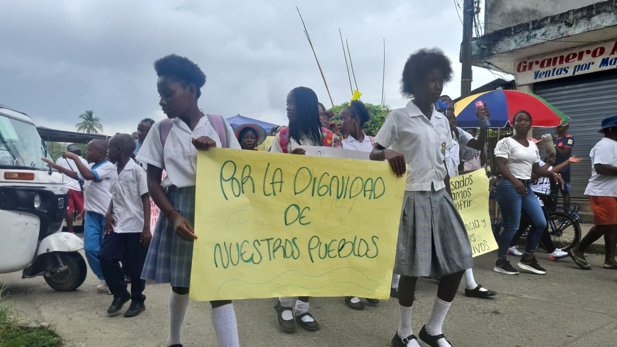 HELIODOPTERO's tweet photo. Timbiquí, población del Cauca, lleva 9 días sin energía eléctrica y de protestas callejeras con las que reclaman el servicio, pero nadie los oye. @petrogustavo https://t.co/Y09N7D6yFK