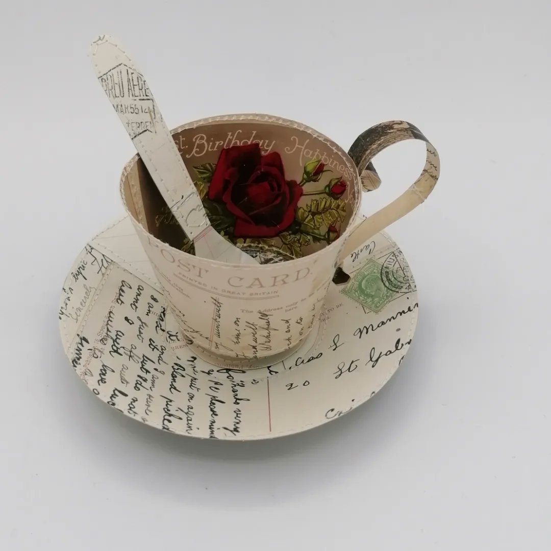 paperjennifer's tweet photo. This little beauty has just arrived at a lovely new home thanks to the brilliant @madebyhanduk
https://t.co/qpw7o4YV2r
#jennifercollier #papersculpture #papercup #paperteacup #paperspoon #cupsaucerandspoon #papersaucer #stitchedpaper #stitchedpostcard https://t.co/7QnCPvCo7R