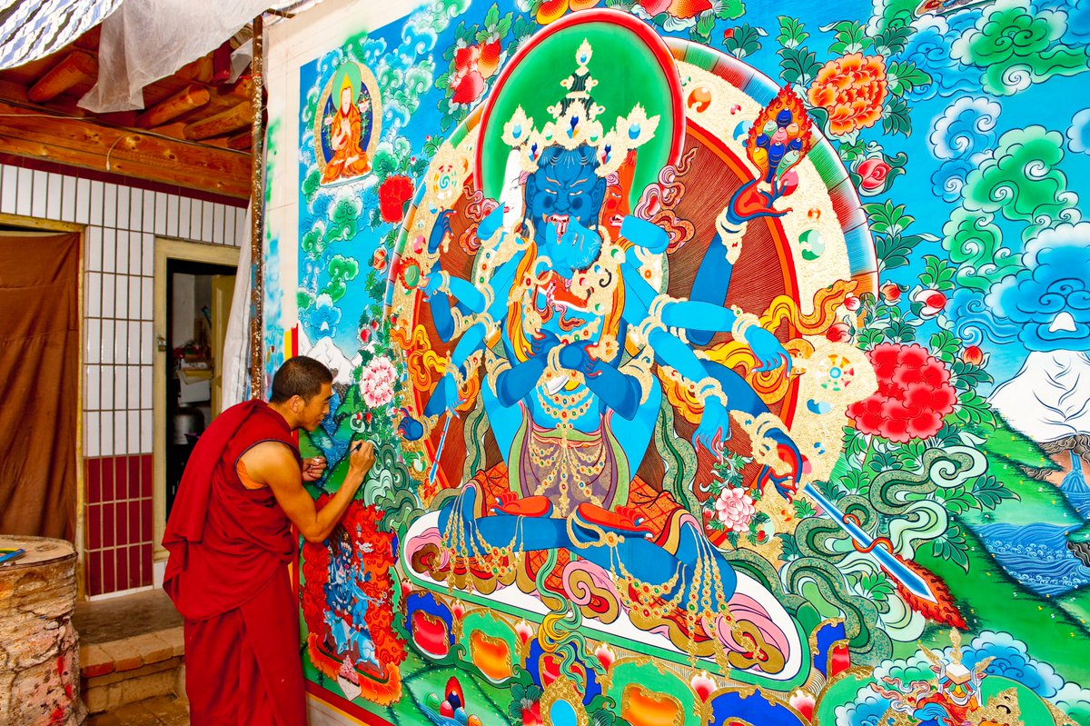 Regong Thangka, originating from the Regong area of Qinghai Province, holds a special position in the world of Thangka painting. It is known for its unique style, dynamic use of colour, diverse subject matter, specialized techniques, & profound cultural significance. #BuddhistArt