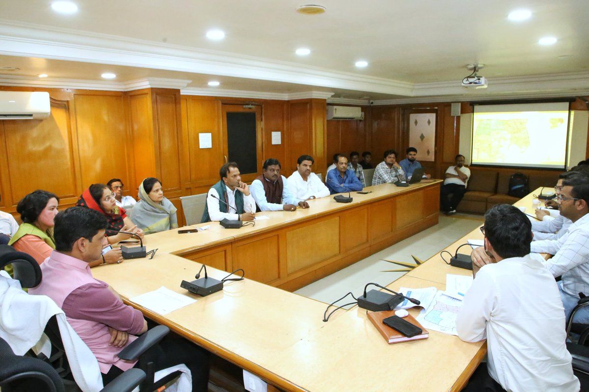 महापौर श्री पुष्यमित्र भार्गव द्वारा इंदौर के स्मार्ट सिटी क्षेत्र में किए गए कार्यों की क्षेत्रीय जनप्रतिनिधियों के साथ महापौर सभा कक्ष में बैठक ली गई। @advpushyamitra