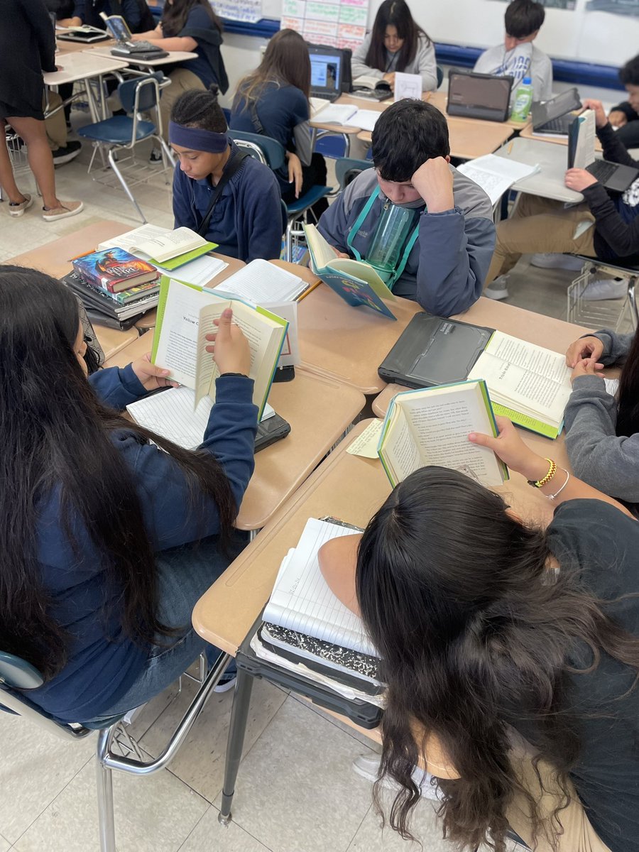 HamiltonMS1's tweet photo. Mrs. Randolph’s 7th Grade ELAR classes engaging in literature circles!! 📚📝. #HighlyEngaged
#HamiltonMiddleSchool
@HoustonISD @TeamHISD @HISD_ELARSS_CPD @HISDCentral @MrsAguasTweets @MrsAgnew18 @petecarter3 @JobsonMath https://t.co/oJ1PhrHeuC