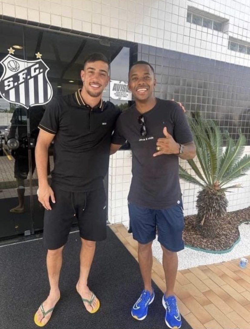 futebol_info's tweet photo. "A condenação do Robinho jamais vai apagar a sua história no Santos, ele é gigante na história do clube e eu não vou passar uma borracha nisso. Mas o Robinho fez uma escolha: a de se tornar um criminoso. Ele não é uma vítima da sociedade. A sociedade que é vítima do Robinho. Fica uma reflexão se um clube pode receber um criminoso. Na minha opinião, quando alguém decide ser um criminoso, ele tem que descer da prateleira dos ídolos. A história está lá, mas a idolatria não pode seguir."

"No fundo, esse episódio do Robinho confirma a frase que o Paulo César Vasconcellos disse no Seleção SporTV: 'No futebol brasileiro, nenhum homem solta a mão de outro homem'. Existe uma espécie de pacto nesse sentido."

🎙️ André Rizek, no @geglobo.
📸 Reprodução/ge | Reprodução