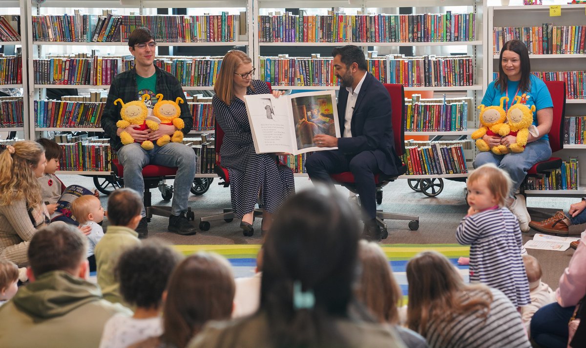 ScotGovFM's tweet image. 100,000 children will be kept out of relative poverty in 2024-25 as a result of @ScotGov policies, according to analysis.
First Minister @HumzaYousaf welcomed the report as he joined Social Justice Secretary @S_A_Somerville at @DrumbraeL for a family #BookBug session today.